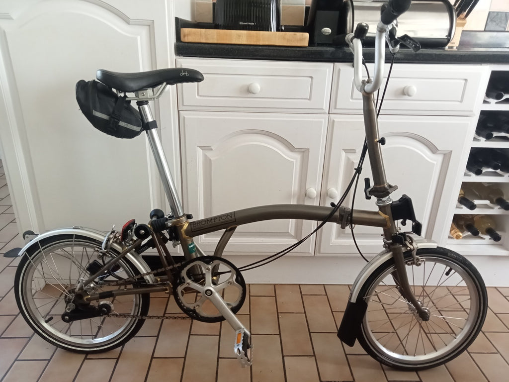 BROMPTON M3L  3 SPEED FOLDING CYCLE,  Near MINT CONDITION AND HARDLY USED.