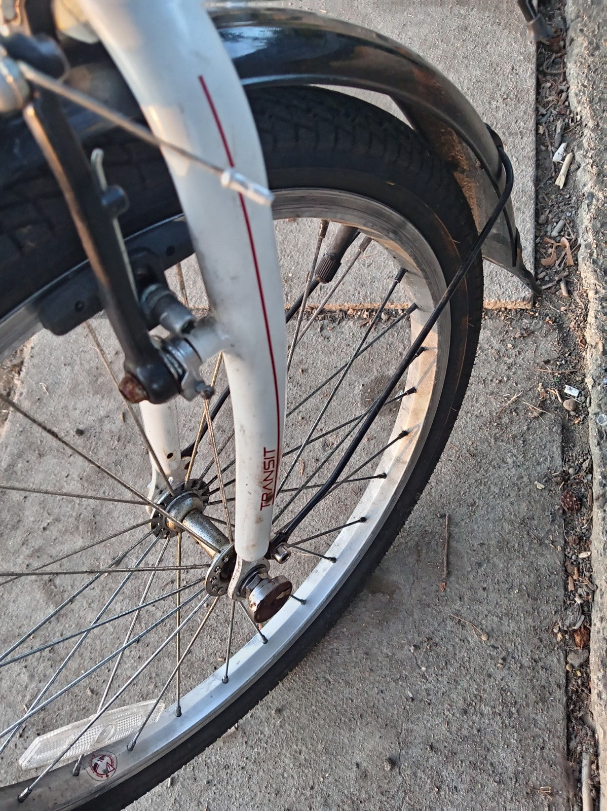 Carrera Transit Folding Bike 20in White/Black Hub Gears Rear Carrier Mudguards