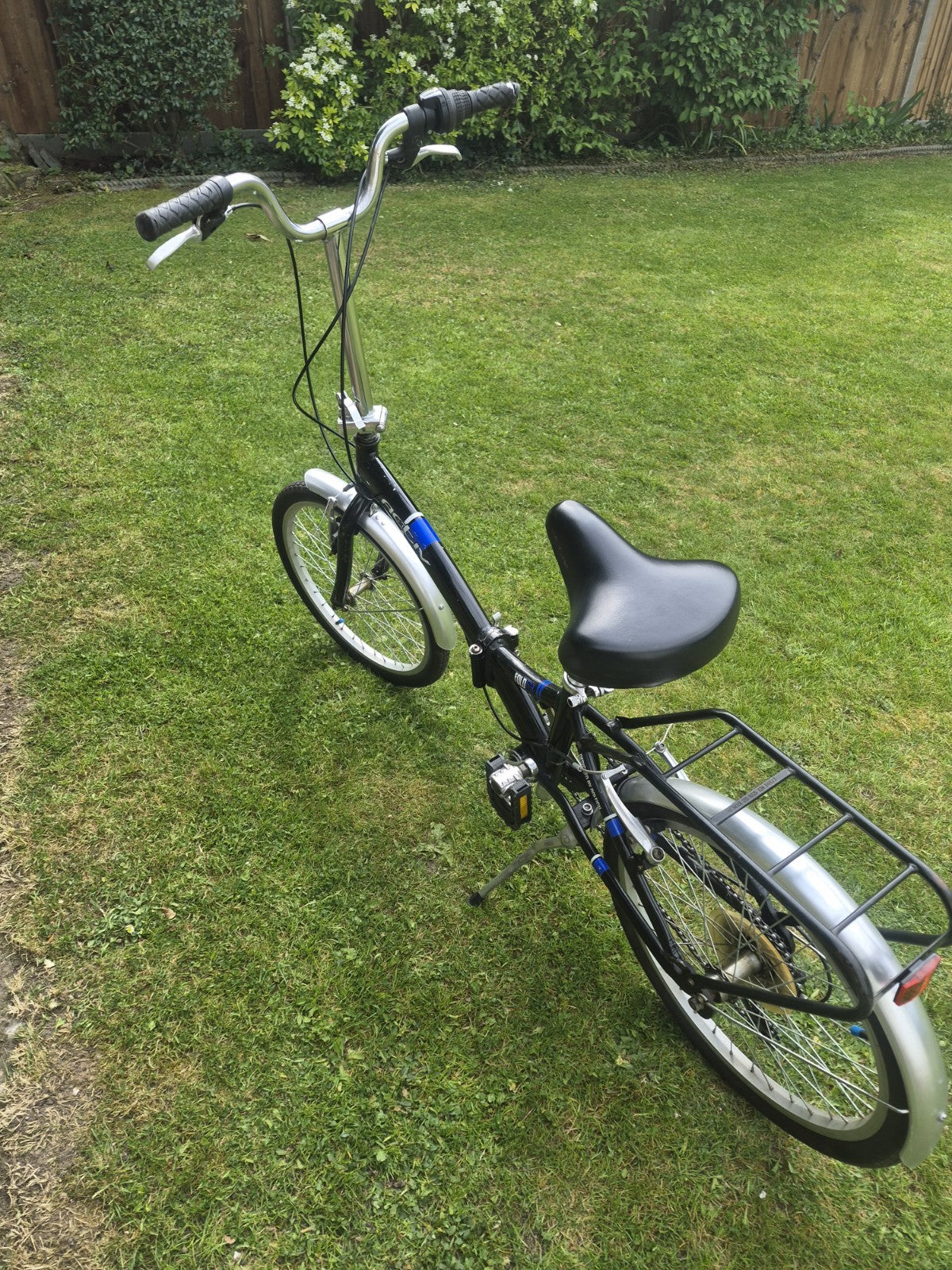 Raleigh FOLD 06 Folding Bike 20" Black/Silver, 6 Speed, Mudguards, Rear Rack
