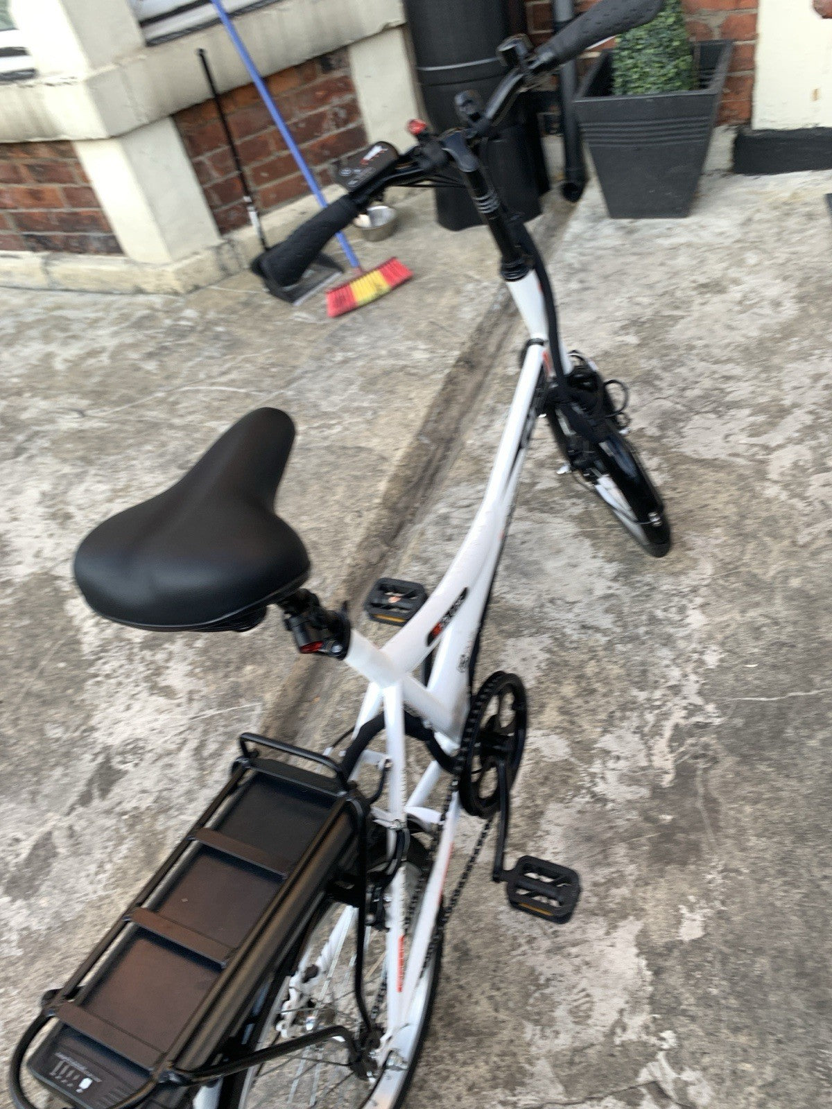 B'Twin Hoptown 7 20in Folding Bike 7-Speed White Rack Mudguards Kickstand