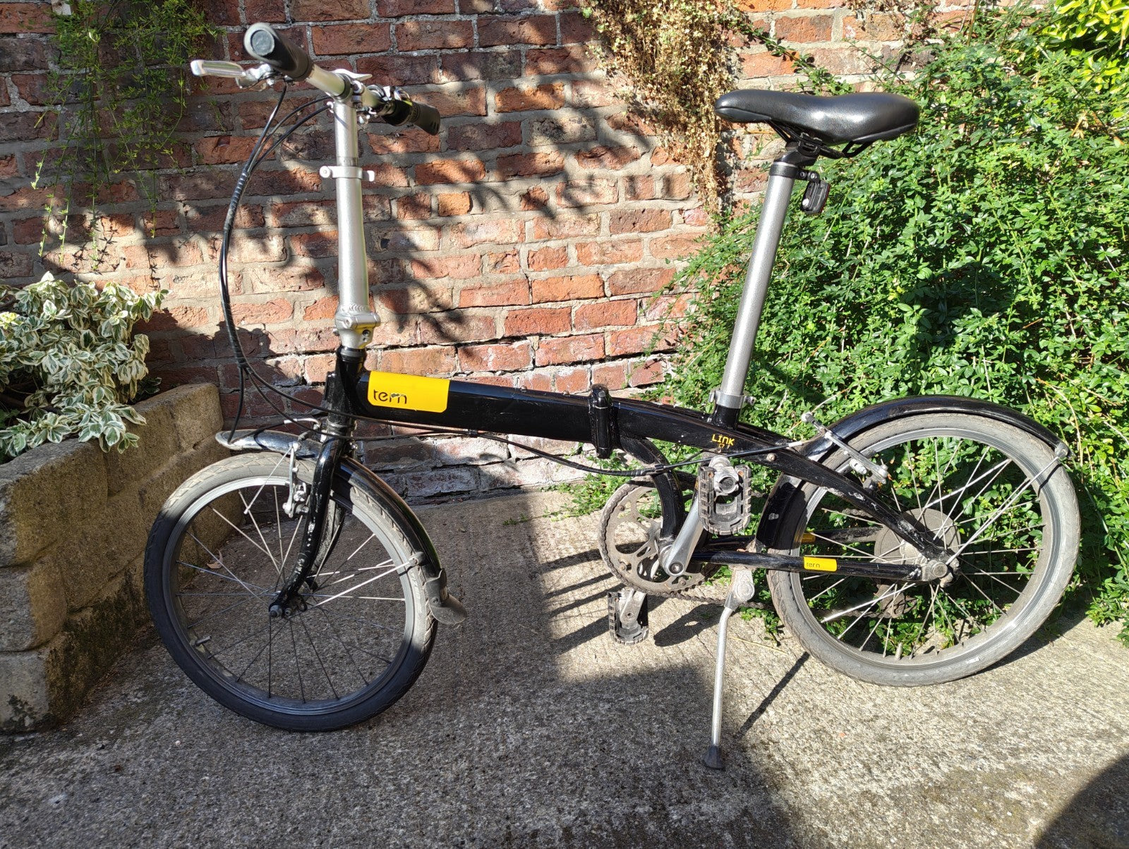 Tern Link C7 20in Folding Bike 7-Speed Black/Yellow Mudguards Kickstand
