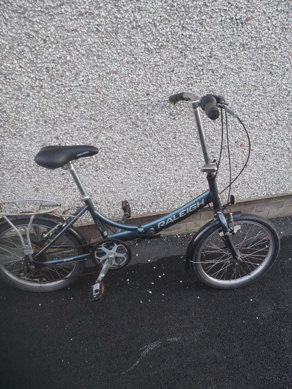 Raleigh EVO 7SP Folding Bike, Aluminum Frame, 20" Wheels, 7 Speed with Revo Grip