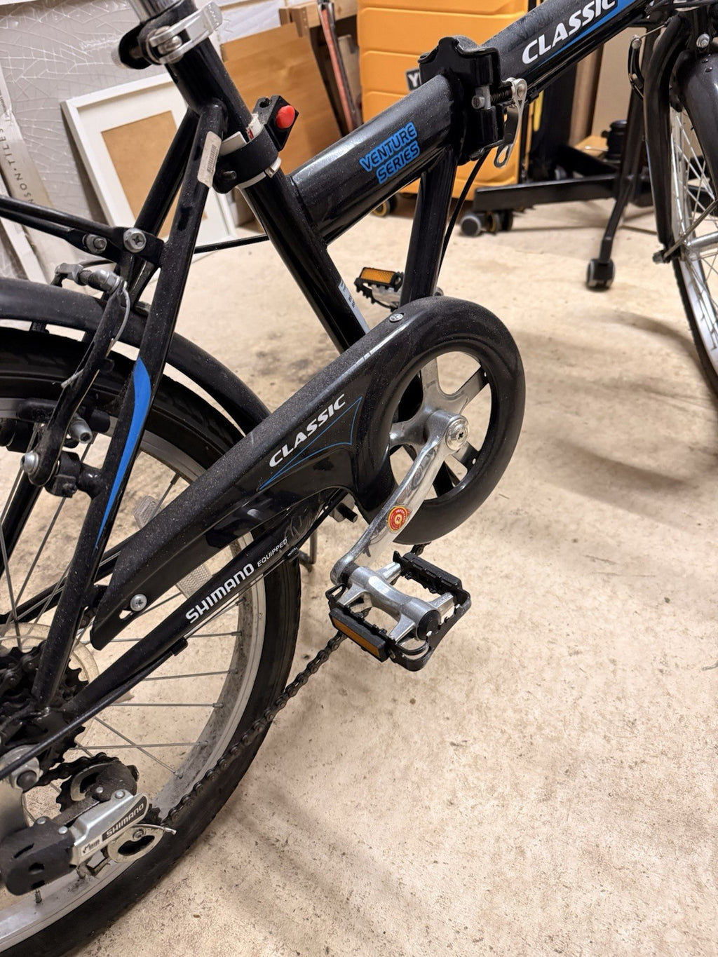 2 X Classic saker folding bikes + bike floor pump