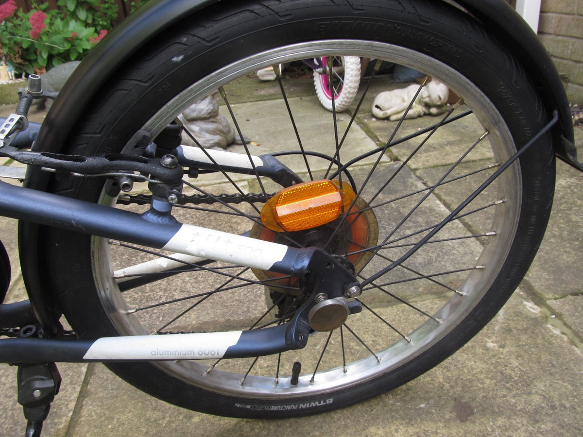 BIKE - FOLDING BIKE - 20 " WHEELS  - UNISEX - VERY GOOD CONDITION