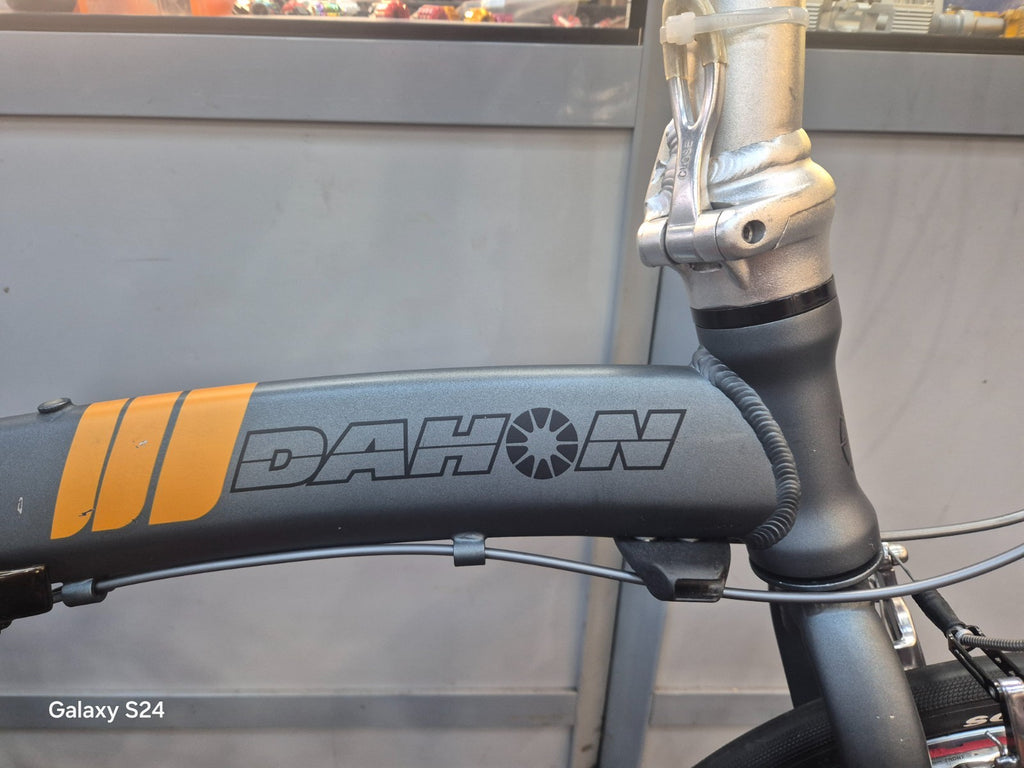 DAHON FOLING BIKE. VERY LIGHT, WITH CARRY BAG - Like Brompton