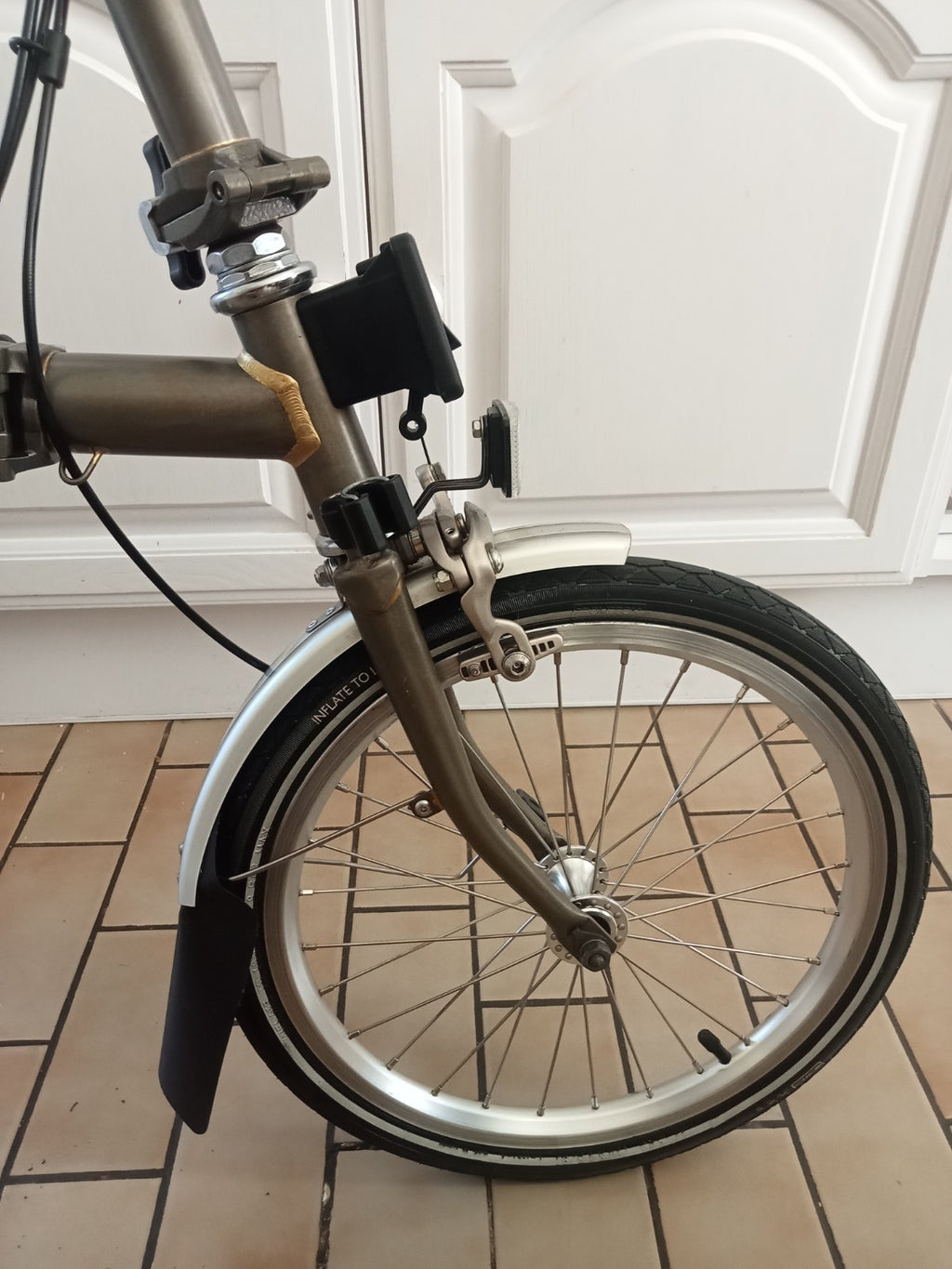 BROMPTON M3L  3 SPEED FOLDING CYCLE,  Near MINT CONDITION AND HARDLY USED.