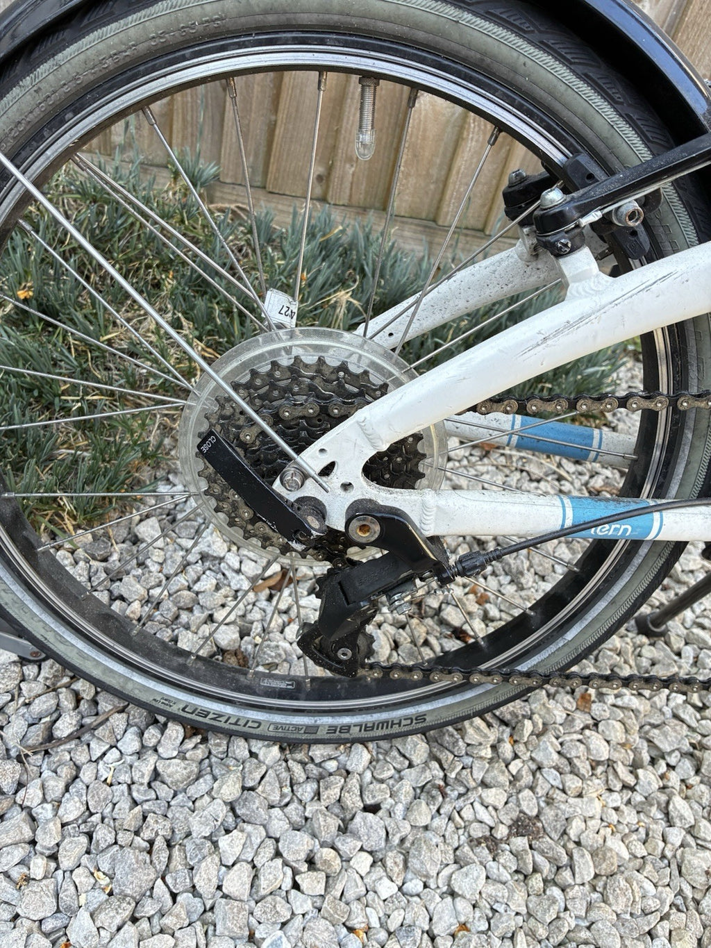 Tern Link D8 Aluminium Folding Bike With Pump. Lightweight And Compact.