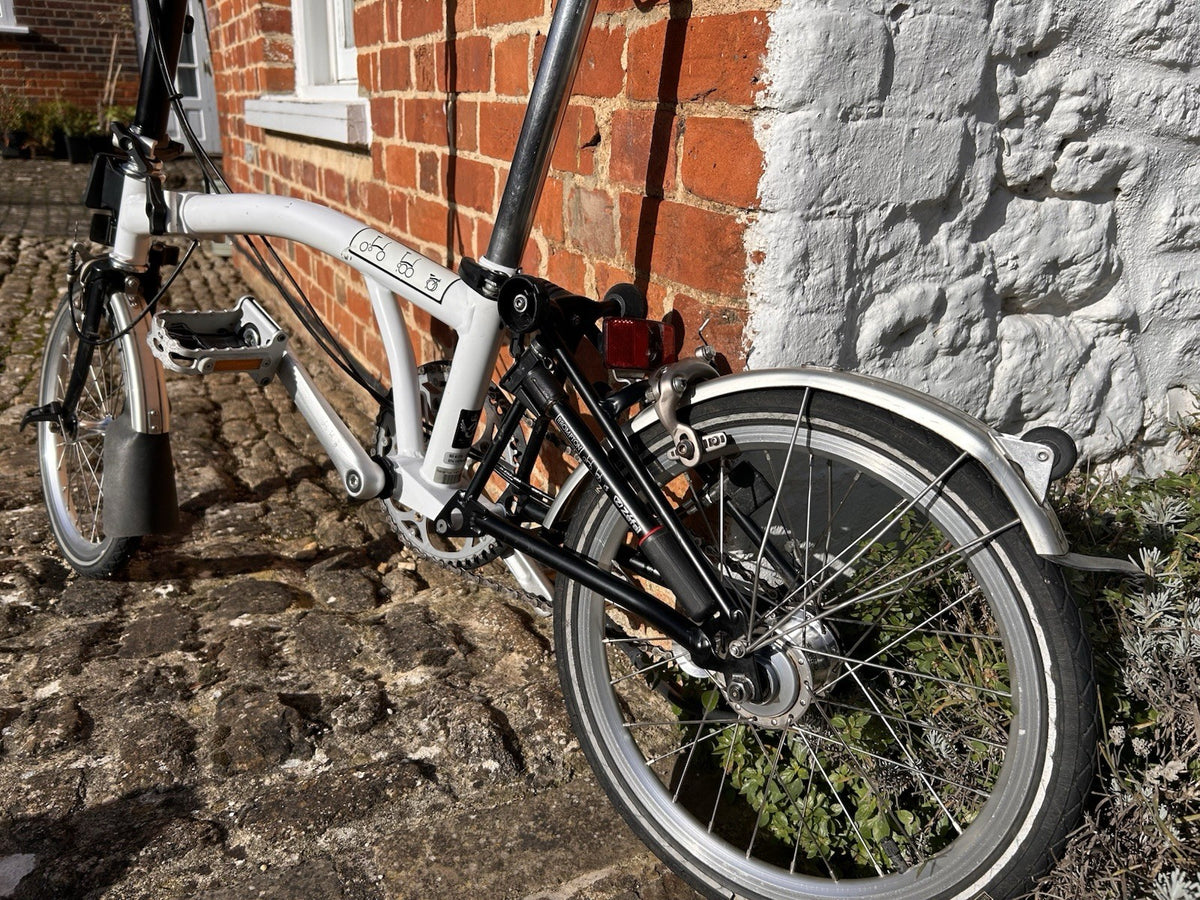 Brompton Folding Bike 16in M White/Black Mudguards Reflectors Front Bag