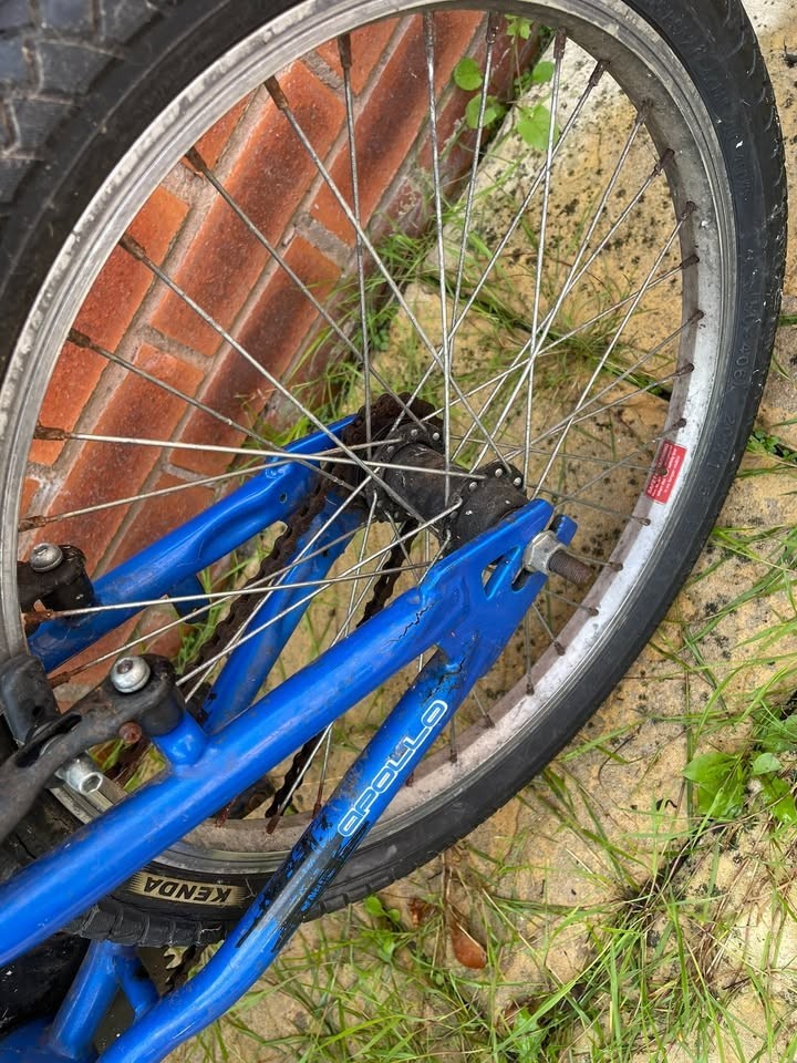 2 x Bikes for Cheap Sale (Universal Stowaway 20' Folding) (Apollo Chaos BMX 20')