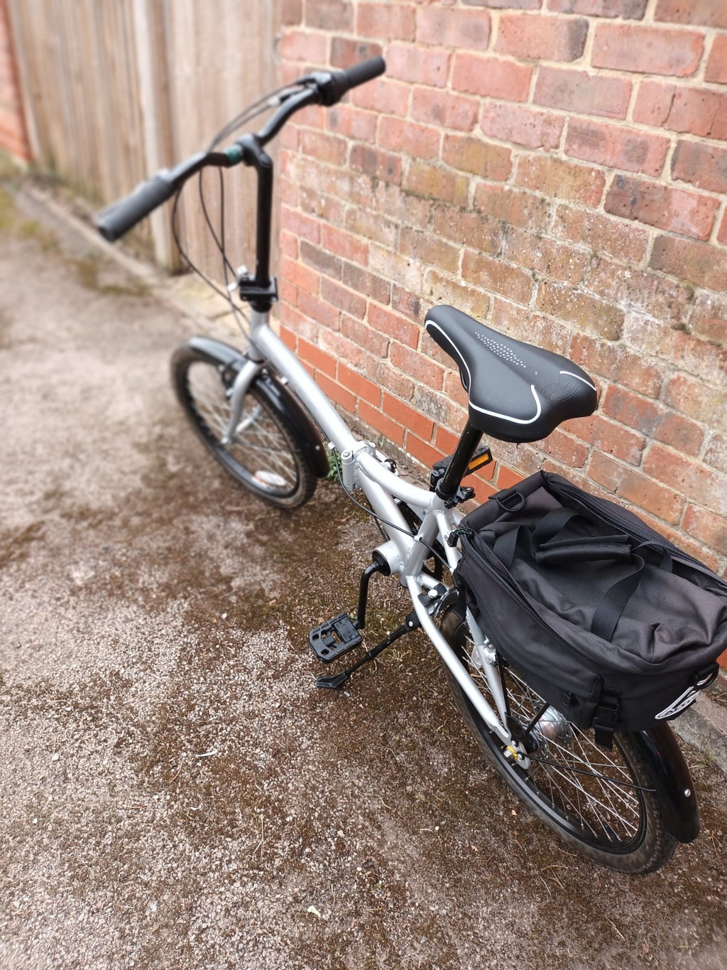 Dawes Diamond Folding Bike  with Pannier Bag. Excellent Condition