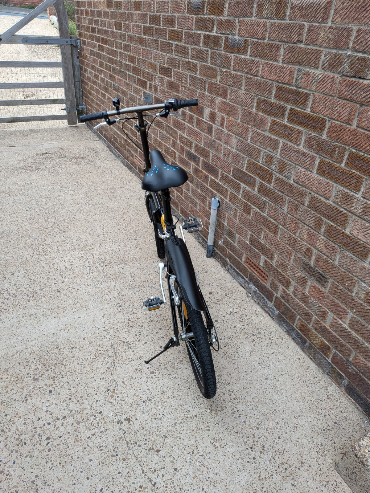 Bicycles4U 20in Folding Bike - 6 Speed Grip Shift, Mudguards, V-Brake