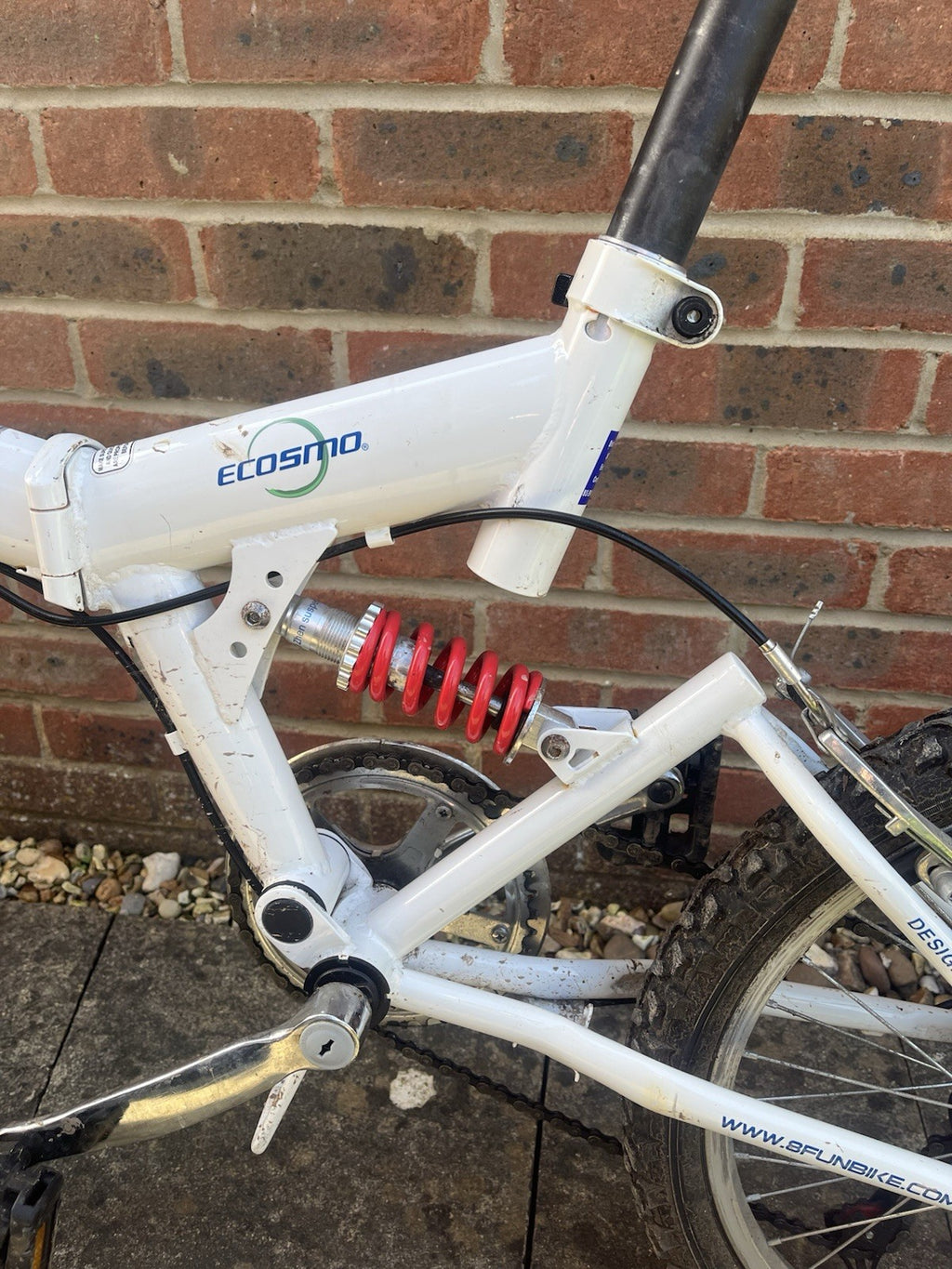 2 Folding Bikes 20 Inch Wheels One Black Or Me White With Adjustable Suspension