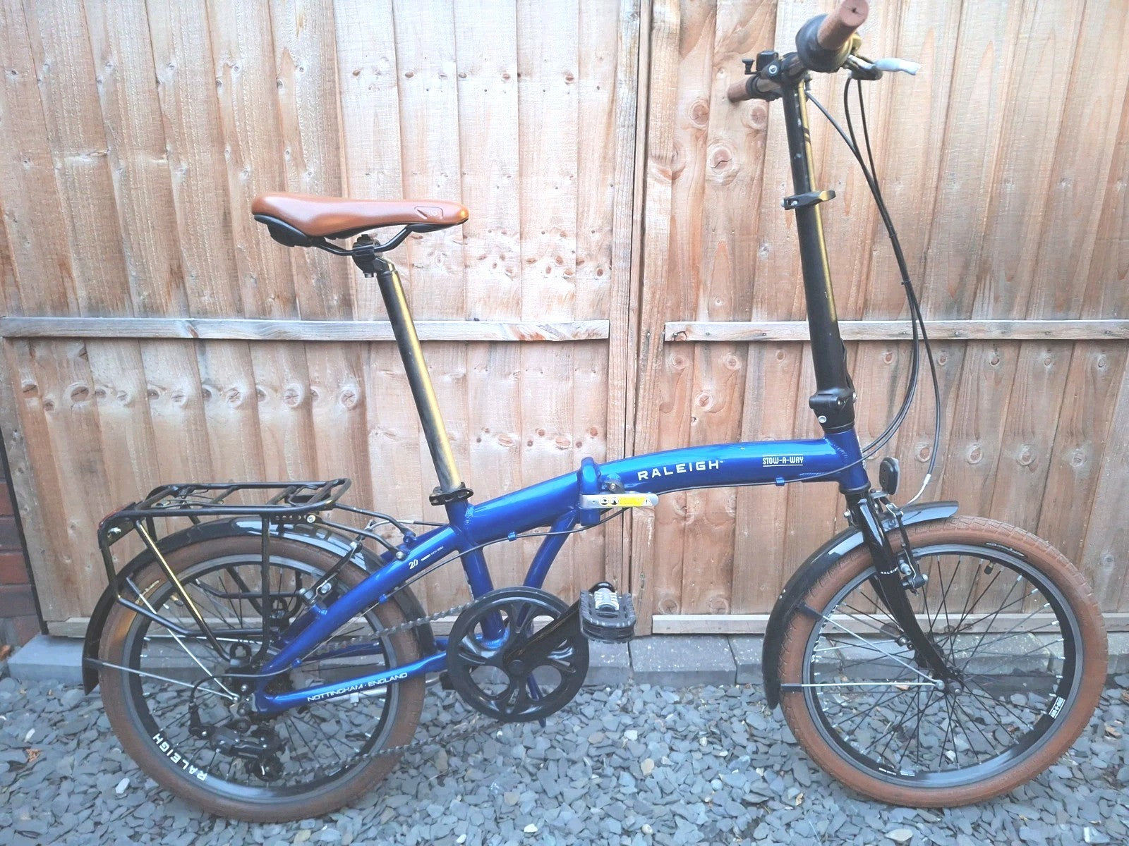 Raleigh Stowaway Folding Bike Unisex 7-Speed Hybrid Bicycle Blue  Mudgaurds Rack
