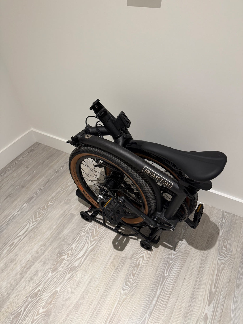 Brompton G Line 8-Speed Folding Bike Large – Space Black + Metro Messenger Bag