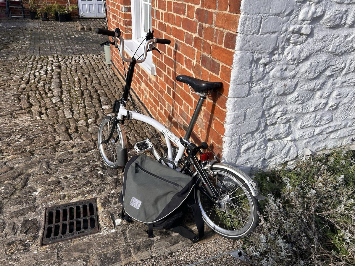 Brompton Folding Bike 16in M White/Black Mudguards Reflectors Front Bag