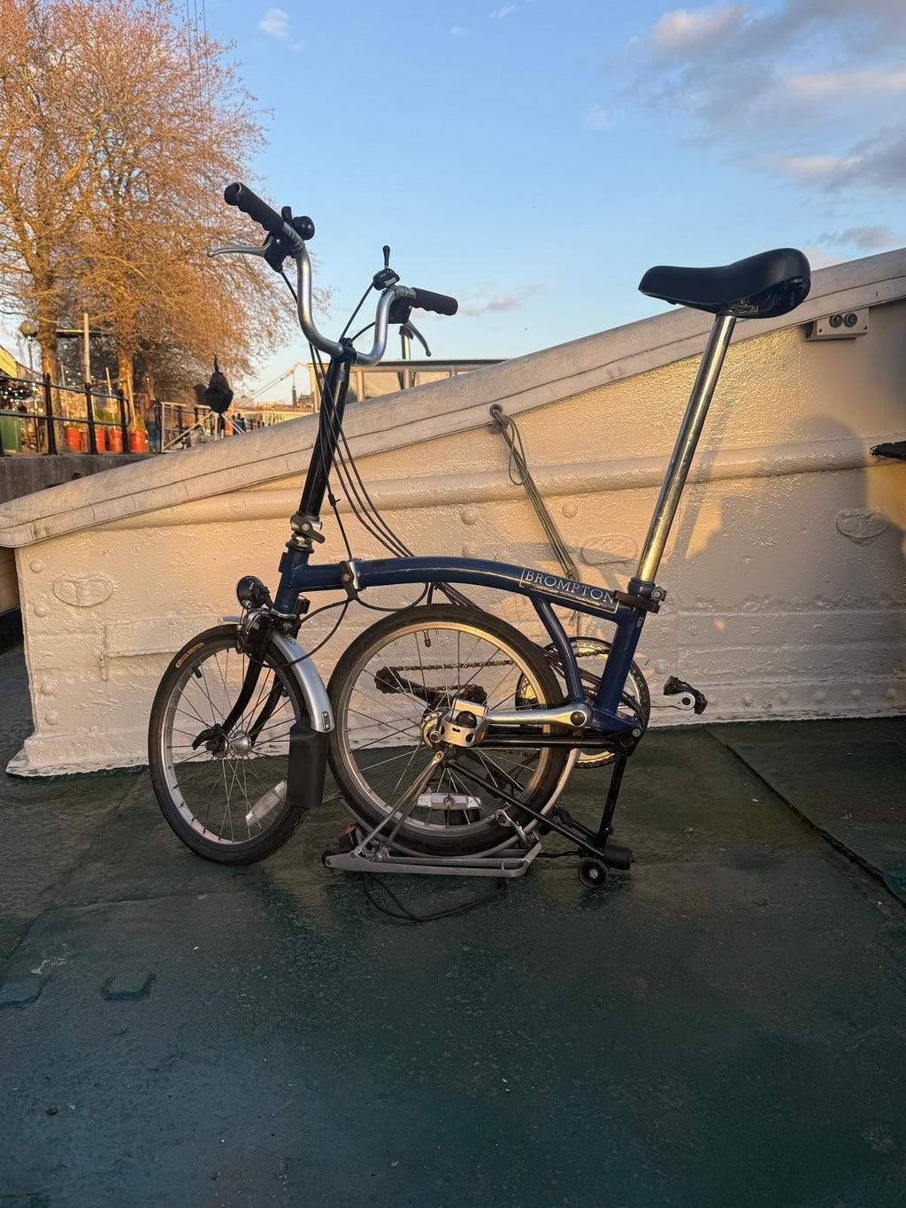 2 Bromptons. 1 x   Navy 6 Speed DYNAMO Light 1 x cream 5 speed.