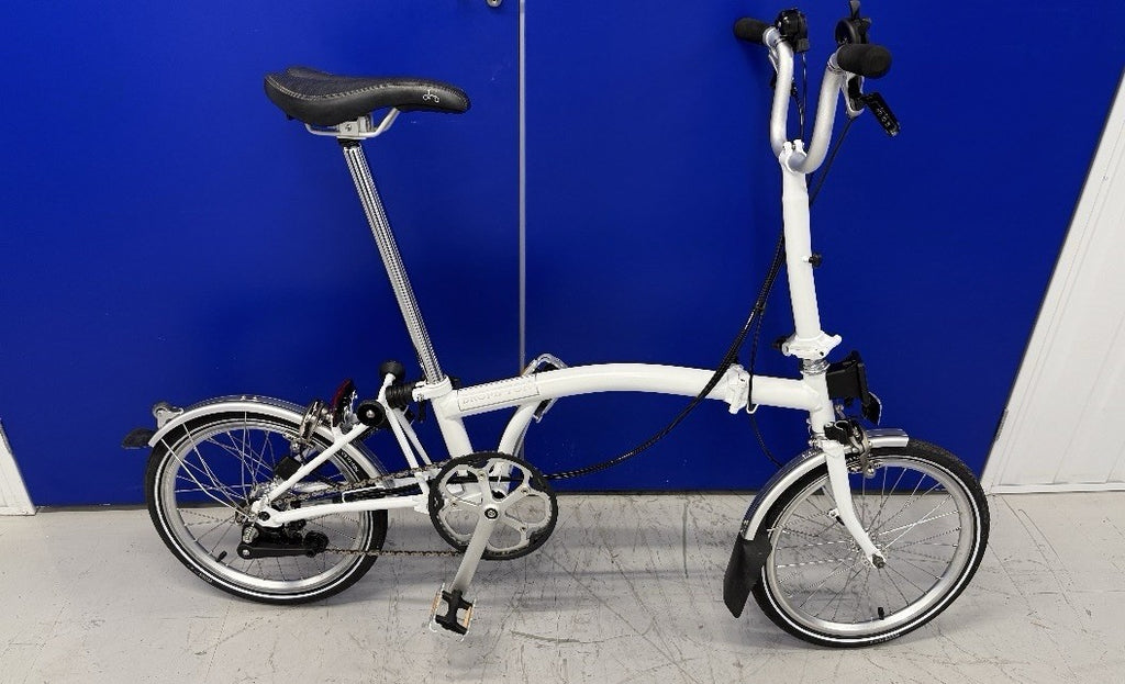 Brompton ML6 2016 folding cycle. White. 6 Speed. Mint used once!
