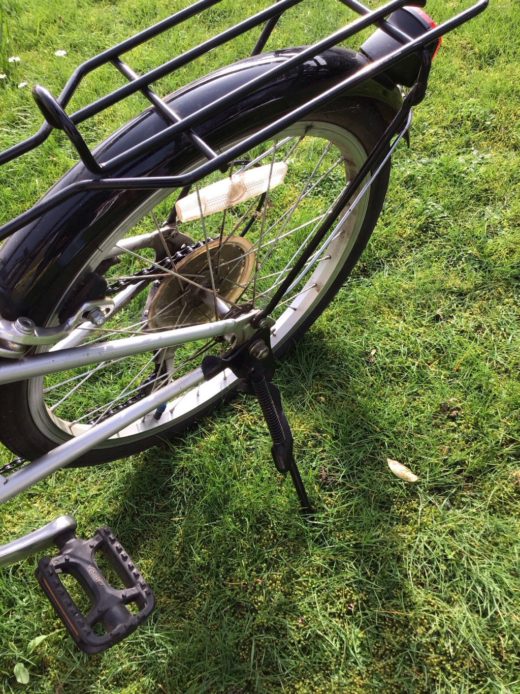 Adult folding bike for sale, unisex made by Dahon. In good condition.