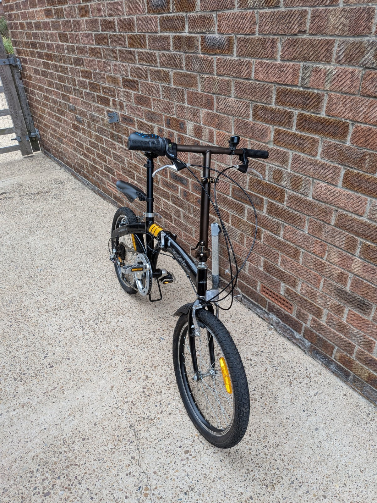 Bicycles4U 20in Folding Bike - 6 Speed Grip Shift, Mudguards, V-Brake