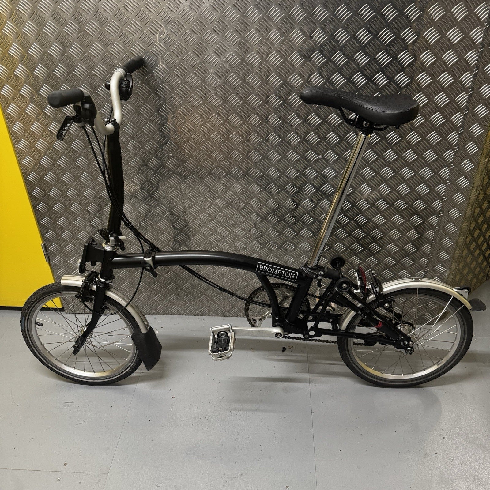 Brompton C Line Explore 2021 Black M Bar Excellent Condition