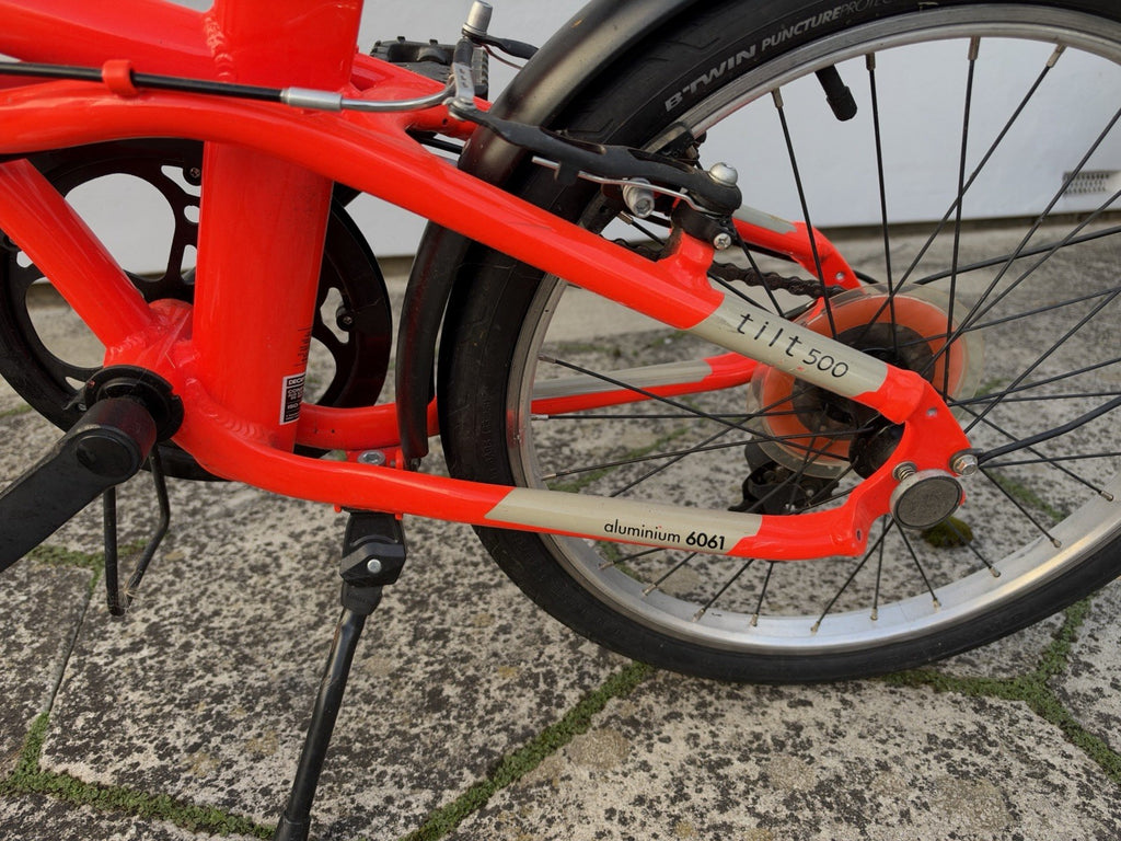 B'TWIN Tilt 500 20in Folding Bike Red/Black 7-Speed V-Brake Mudguards