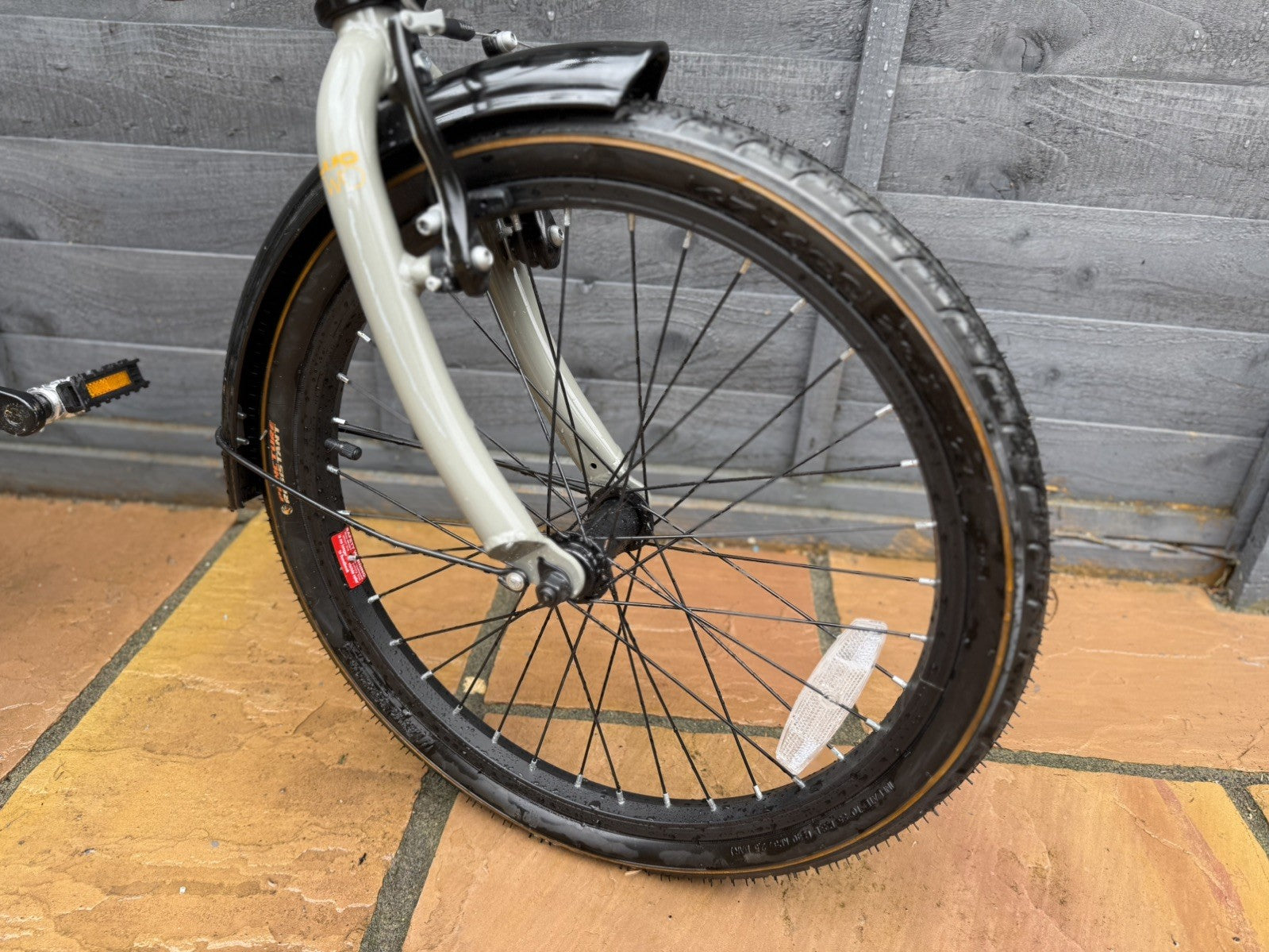 Raleigh Evo 2 Folding Bike - 7 Speed Shimano - 20" Wheels - Grey and accessories