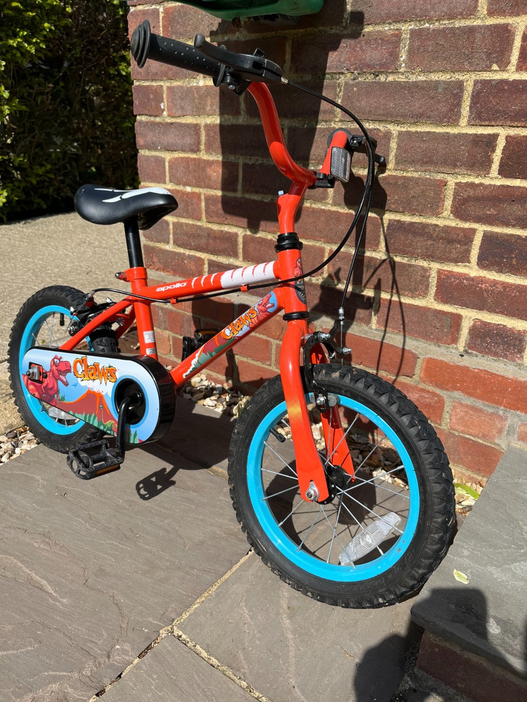 Apollo Claws 14" bike. Clean condition + folding stabilisers!
