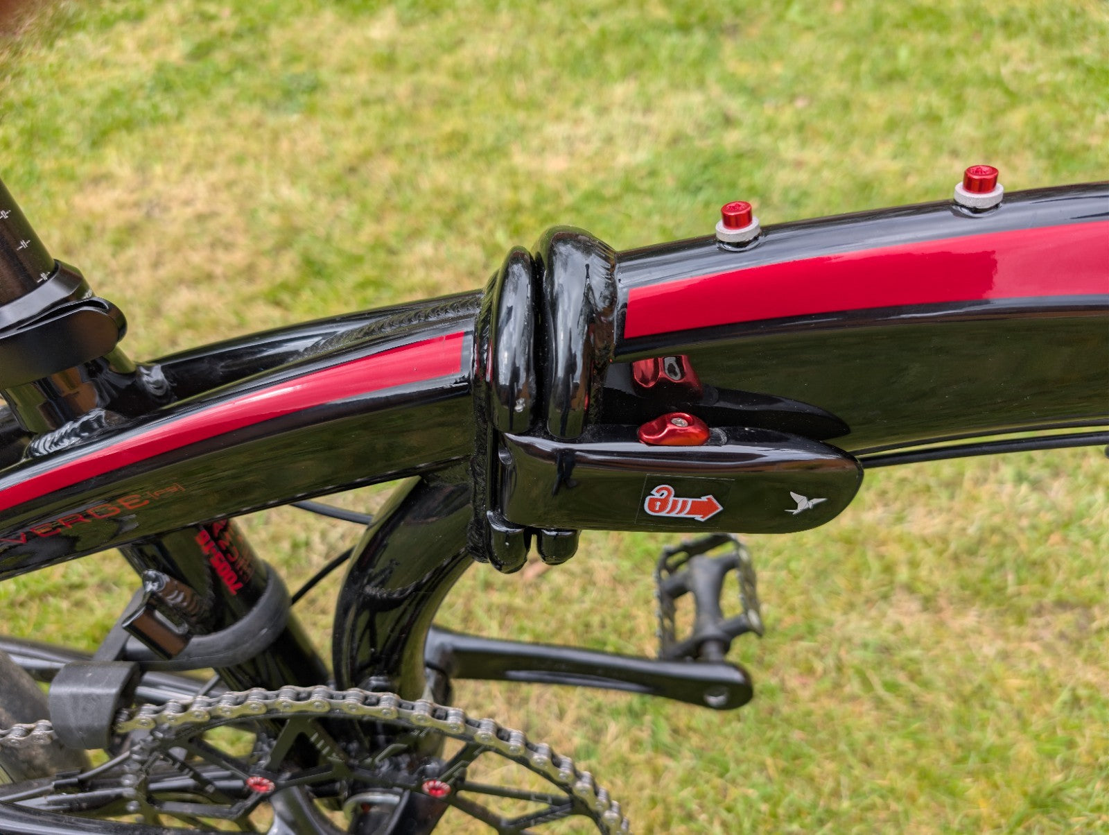 Tern Verge P9 Red & Black 9 Speed Folding Bike in Excellent Condition One Owner