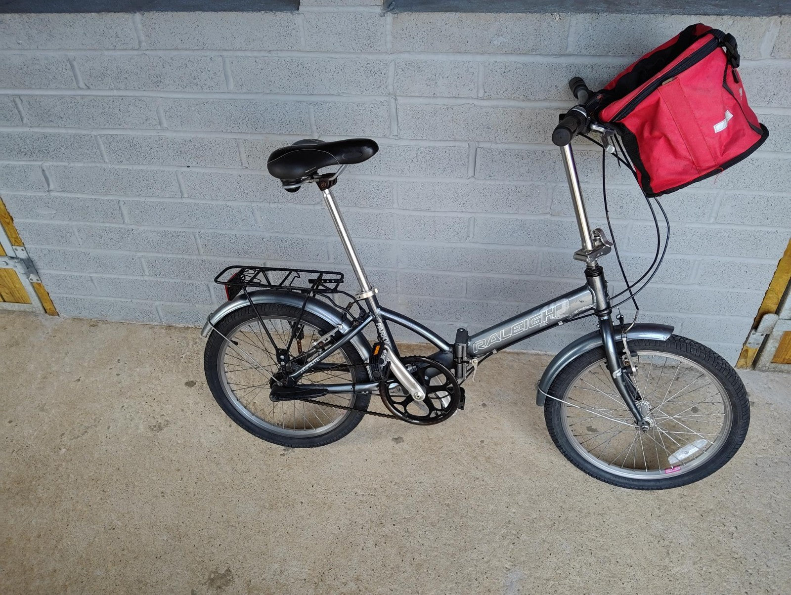 raleigh parkway  lite folding bike great condition adult with removable basket
