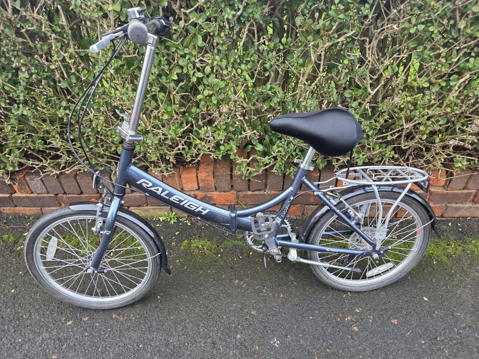 Lightweight Aluminium Raleigh Evo7SP Folding Bike is Ex Display New
