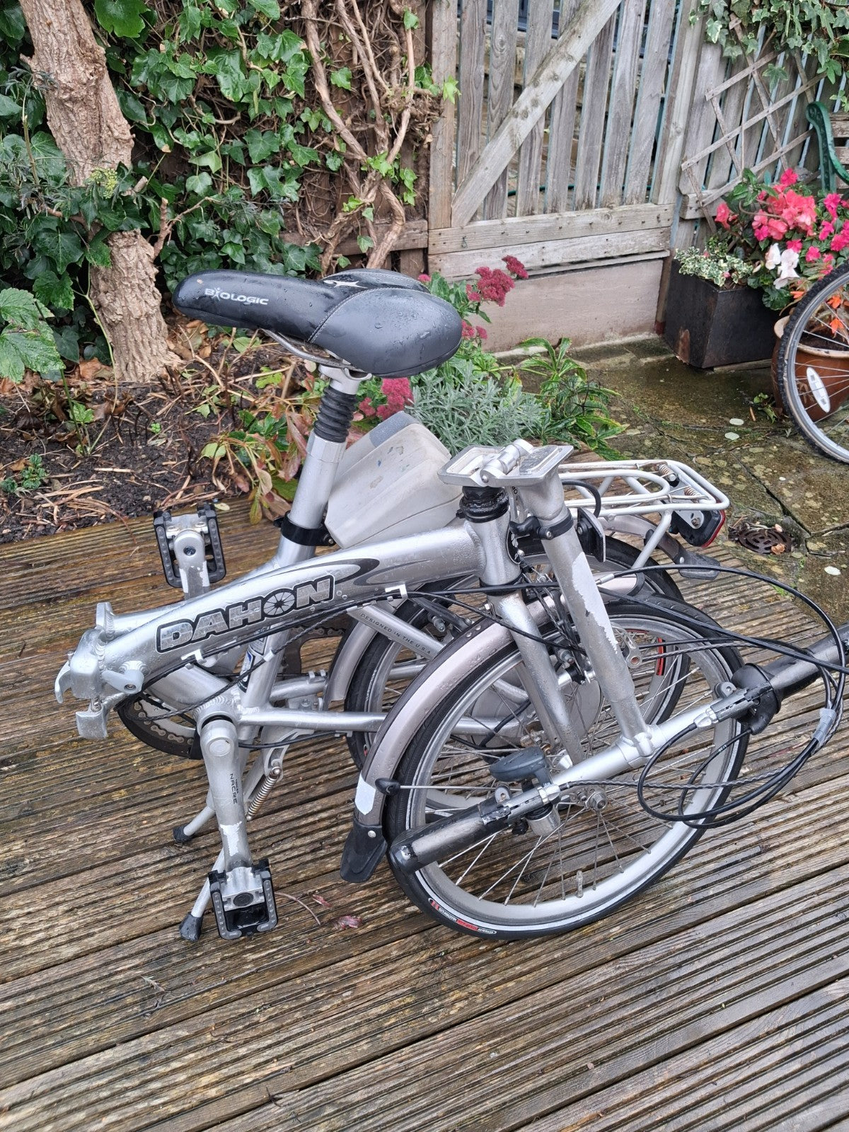 Dahon Neco 20in Folding Bike Silver Rear Rack Mudguards Kickstand V-Brakes