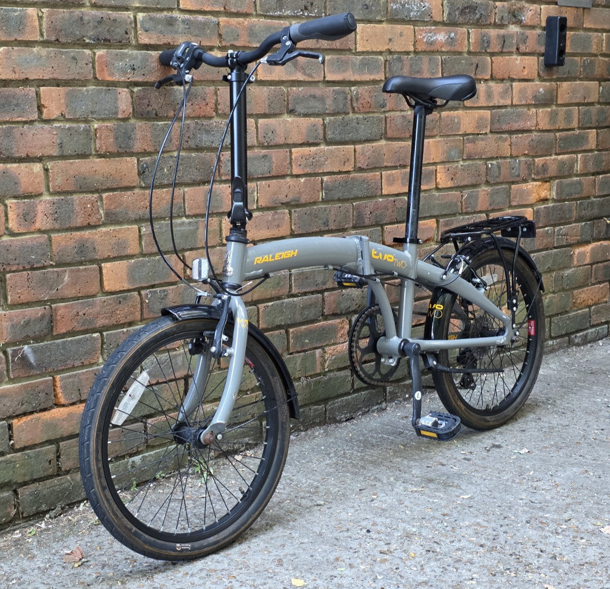 RALEIGH EVO TWO FOLD UP BIKE (20" WHEELS)
