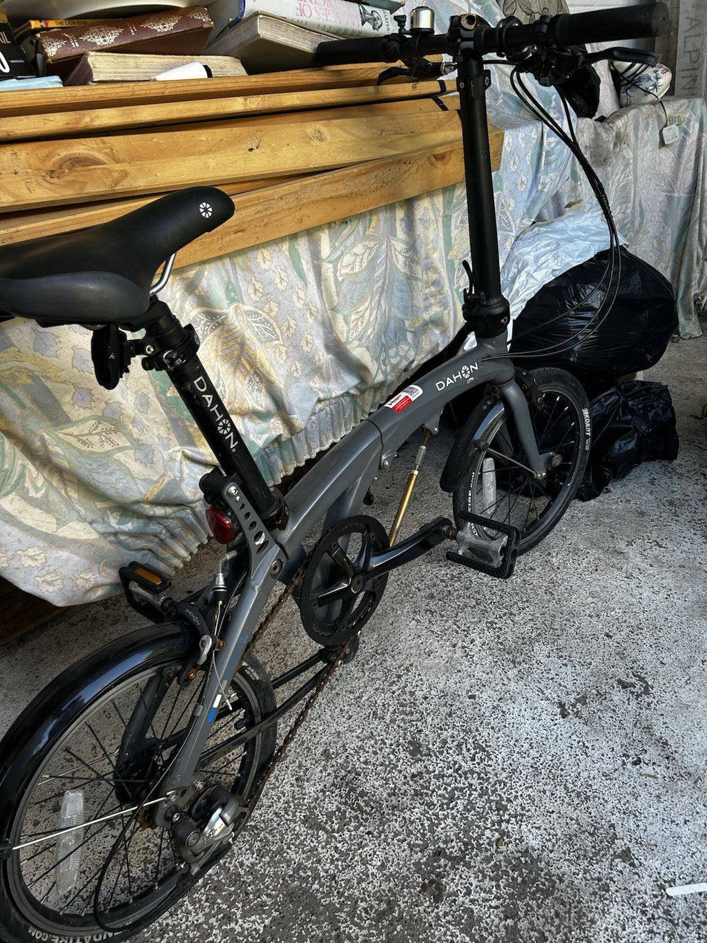 Dahon EEZZ D3 folding bicycle