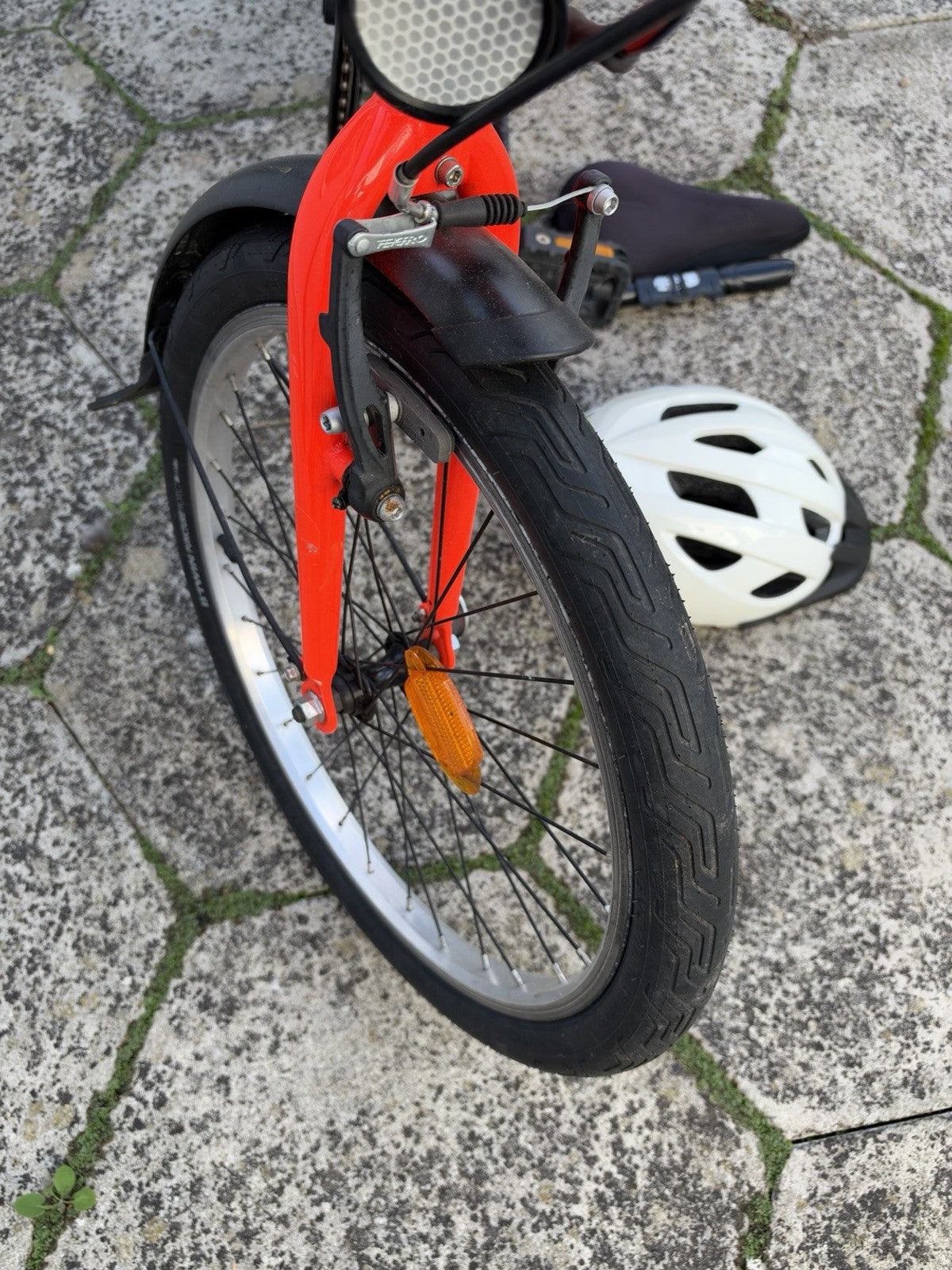 B'TWIN Tilt 500 20in Folding Bike Red/Black 7-Speed V-Brake Mudguards