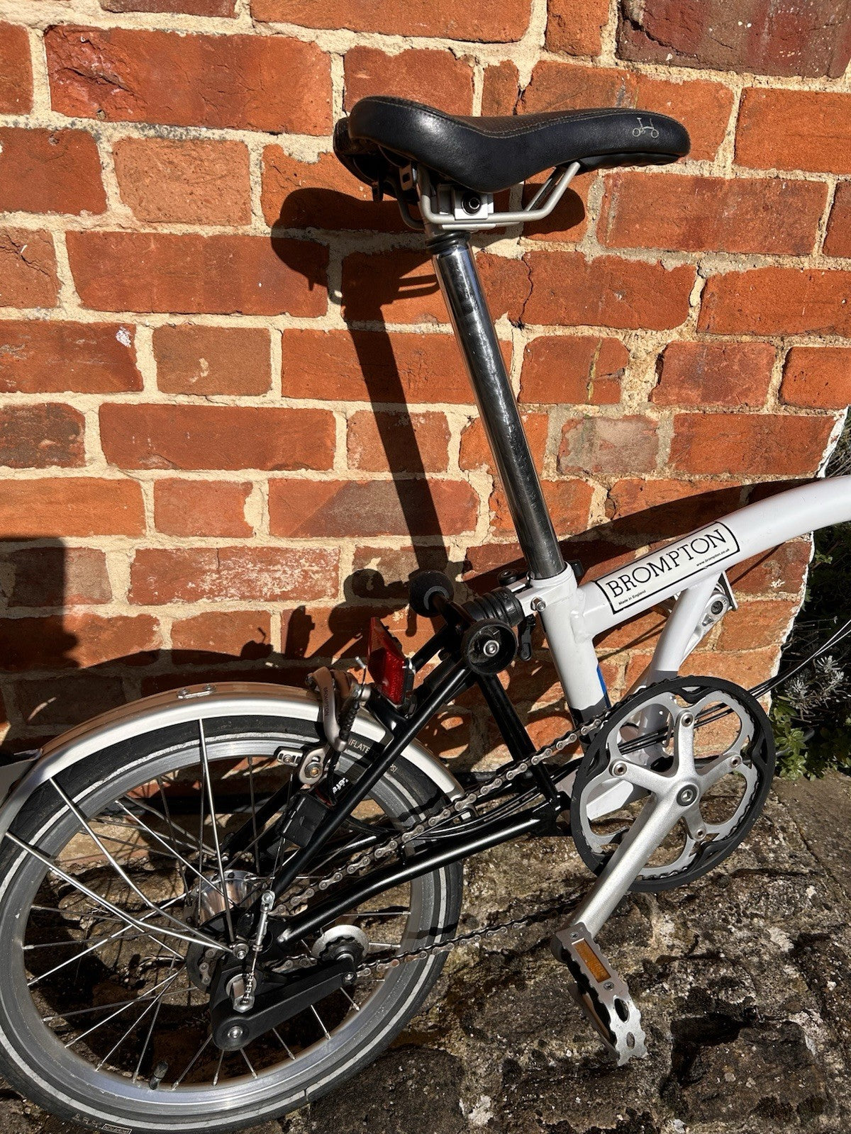 Brompton Folding Bike 16in M White/Black Mudguards Reflectors Front Bag