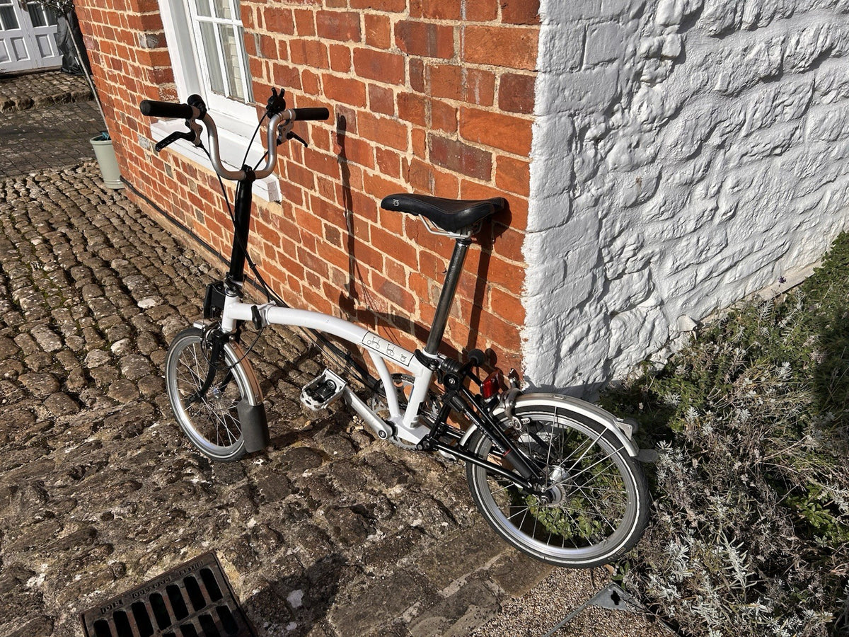 Brompton Folding Bike 16in M White/Black Mudguards Reflectors Front Bag