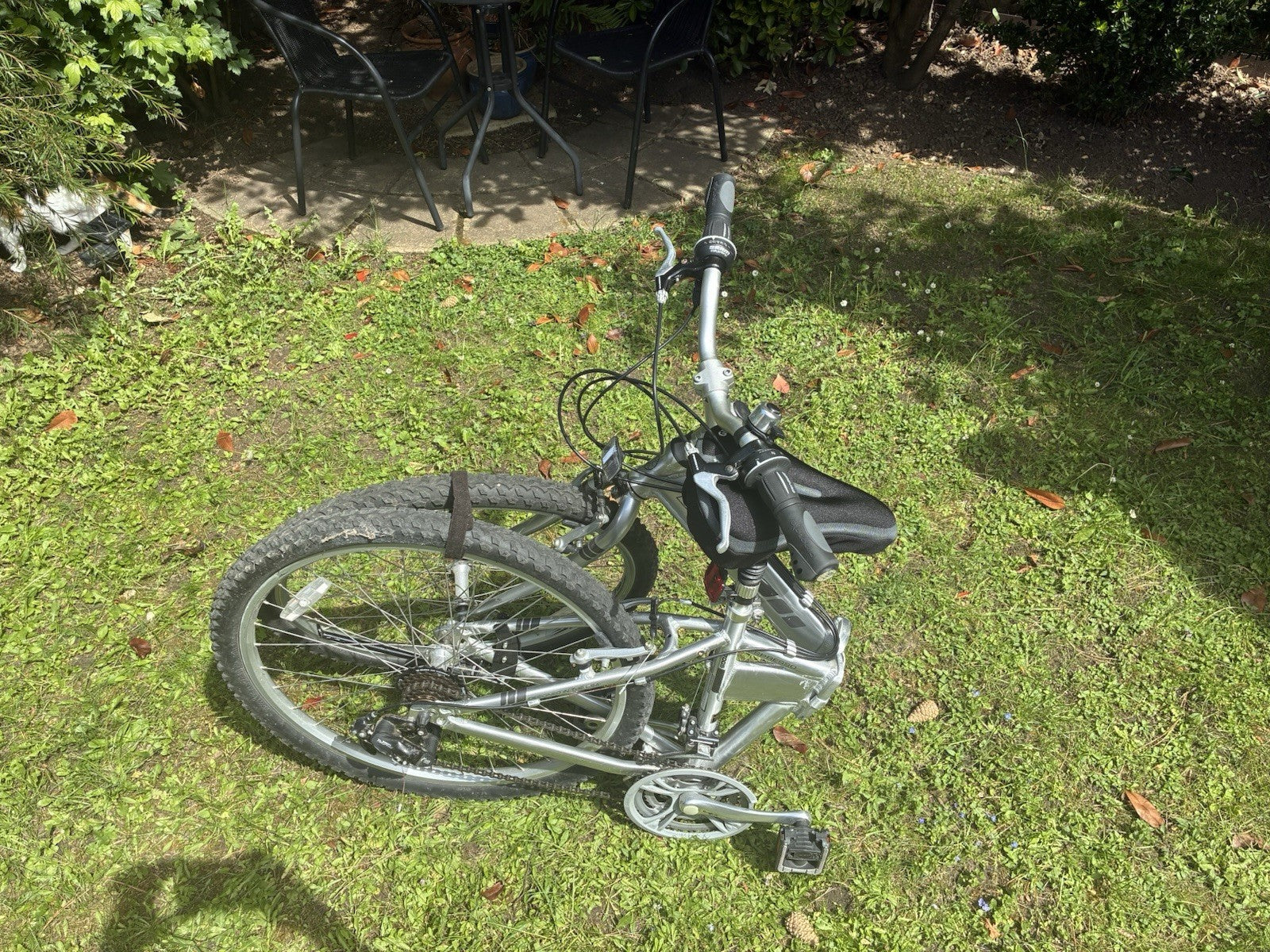 Dahon Espresso Full Sized Folding Bike - 26 inch wheels, medium frame