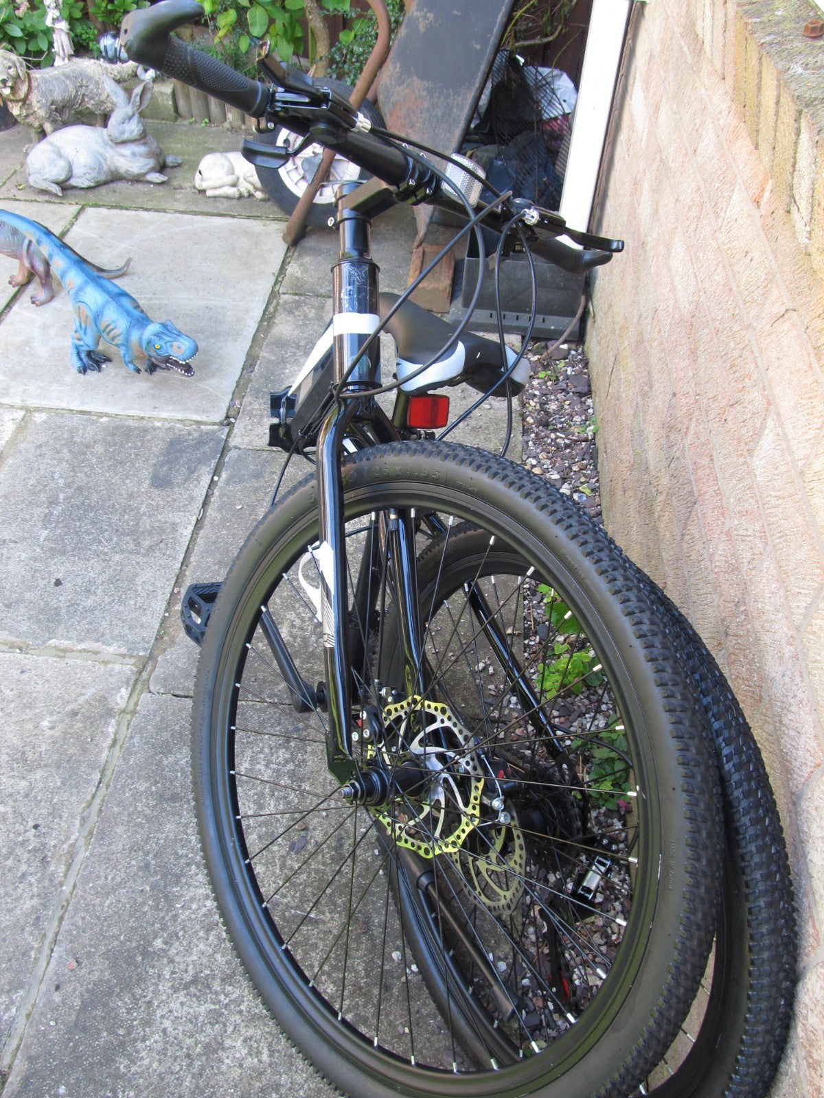 BIKE MOUNTAIN 26"  WHEELS BI FOLD UNISEX-EXCELLENT CONDITION