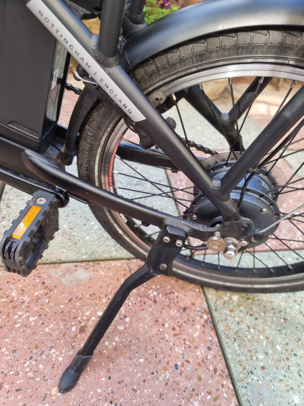 Raleigh Stow--E--Way Compact 8-Speed Folding Bike - Black