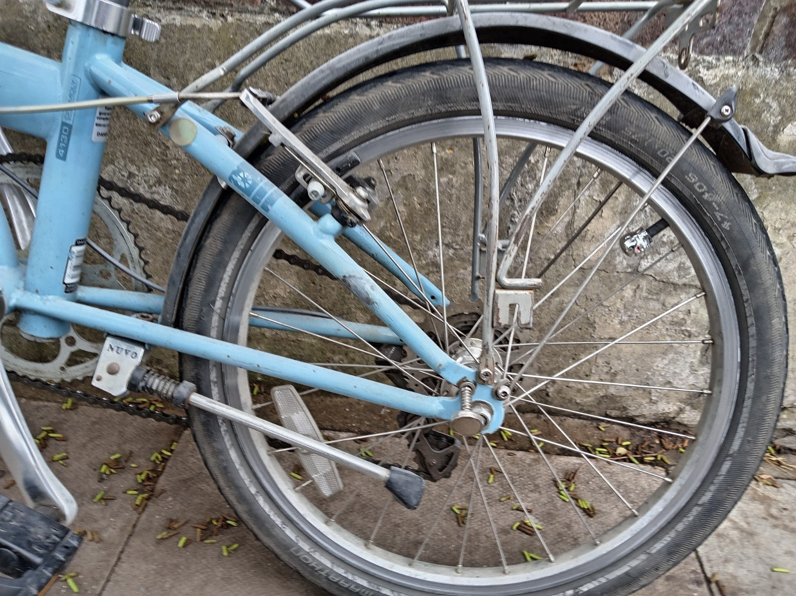 Dahon Speed D7 Folding Bike 7-Speed with u-lock, pannier bag, lights, bell