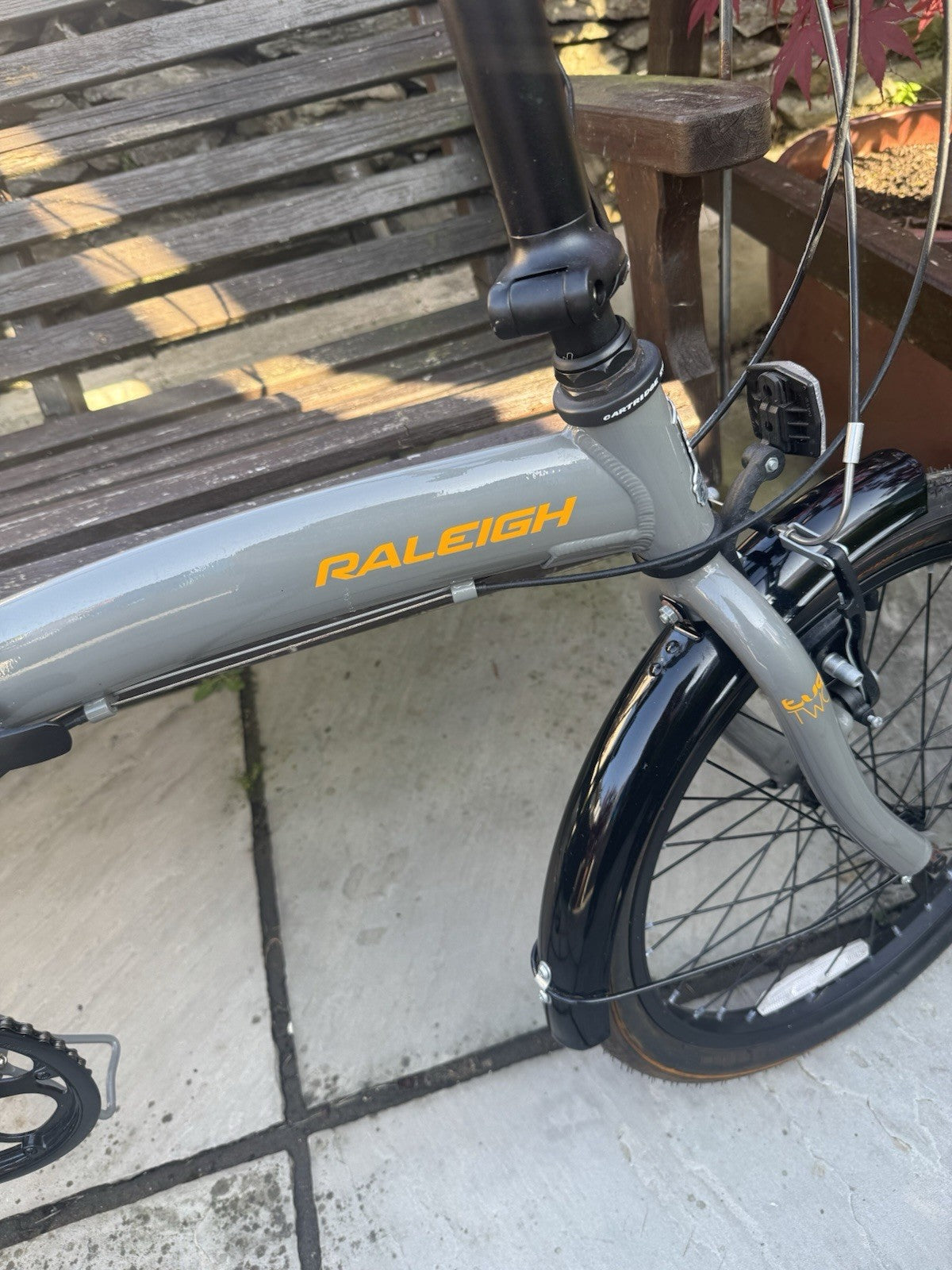 Raleigh Two Two Folding Bike 20" Aluminium Frame, 7-Speed Rear Rack Stand