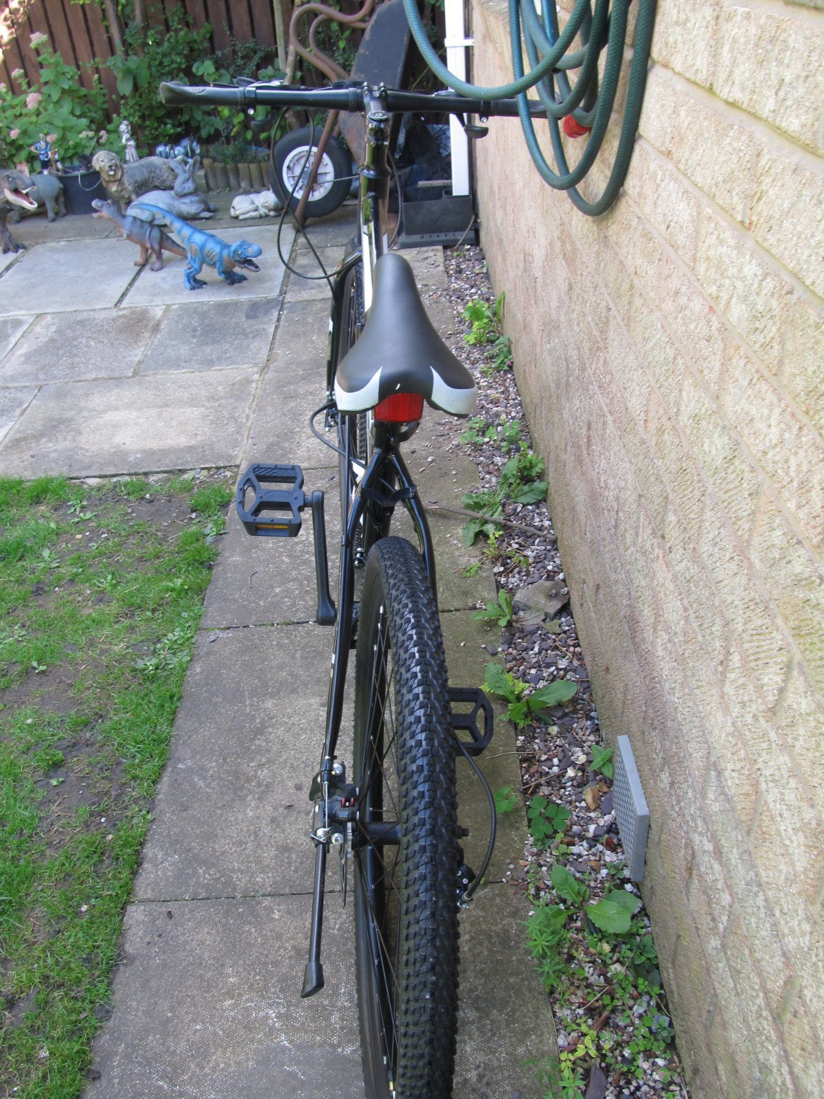 BIKE MOUNTAIN 26"  WHEELS BI FOLD UNISEX-EXCELLENT CONDITION