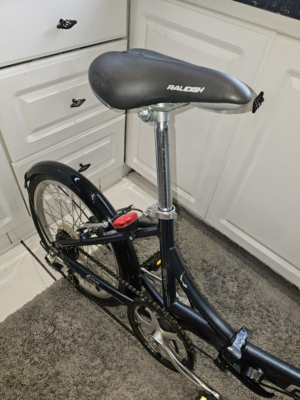 Lightweight Aluminium Raleigh Swift Folding Bike is in good condition