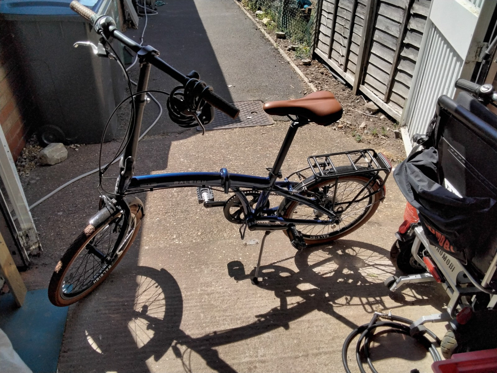 Raleigh Stowaway Folding Bike 2023 only used for 1 trip.