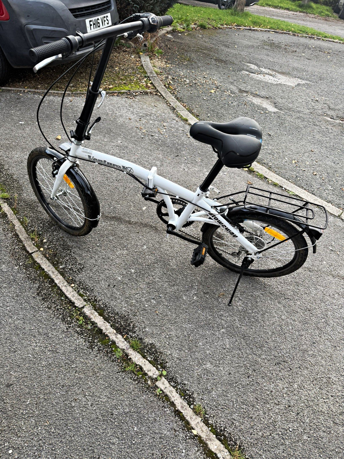 Stowaway Venture X9 20in Folding Bike 6 Speed White/Black Rear Rack Mudguards
