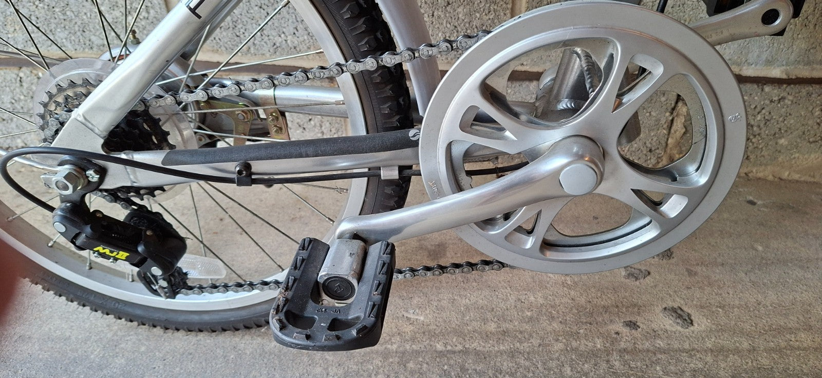GIANT HALFWAY FOLDING BIKE – 6 Speed, 20" Wheels - Lightweight Aluminium Frame