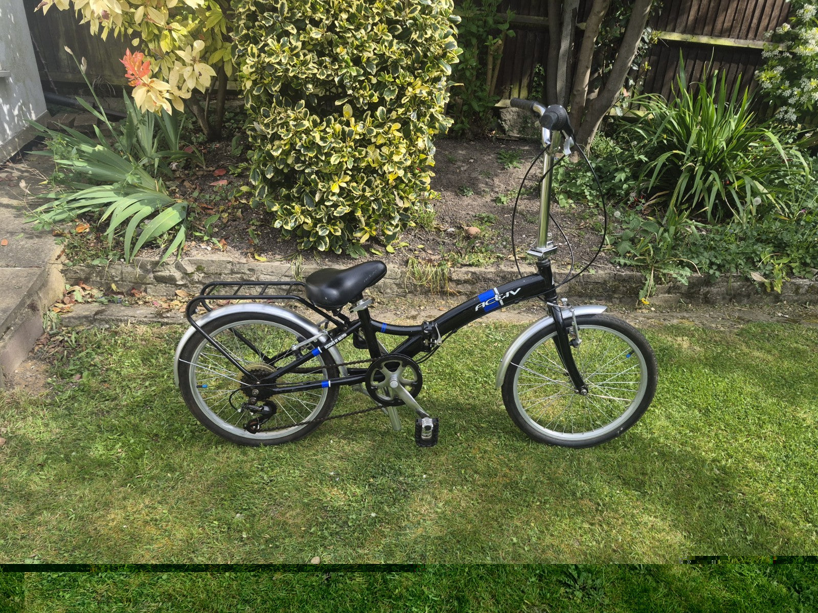 Raleigh FOLD 06 Folding Bike 20" Black/Silver, 6 Speed, Mudguards, Rear Rack