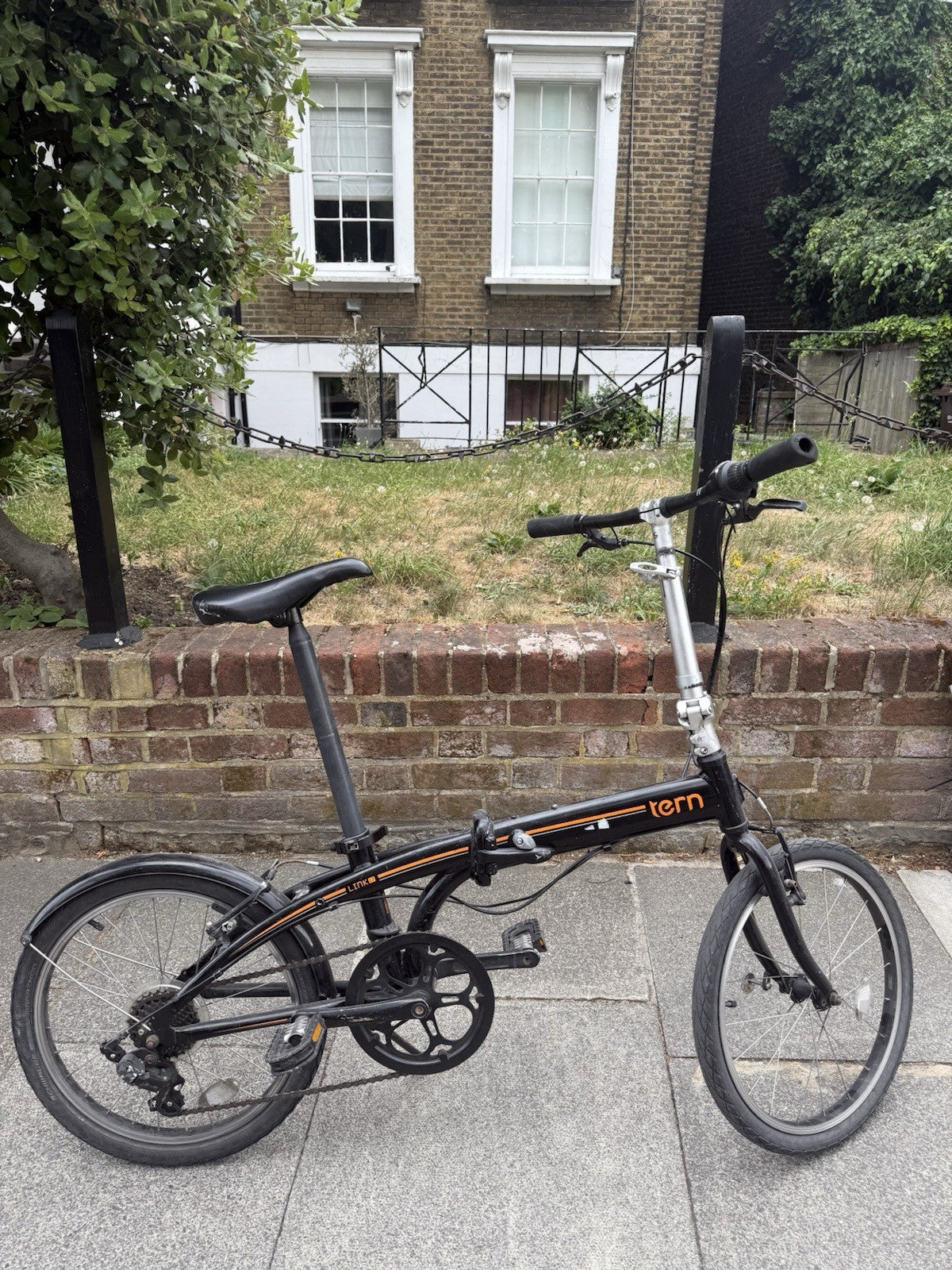 Tern Link D8 Folding Bike 20 in Black 8-Speed Mudguards V-Brake