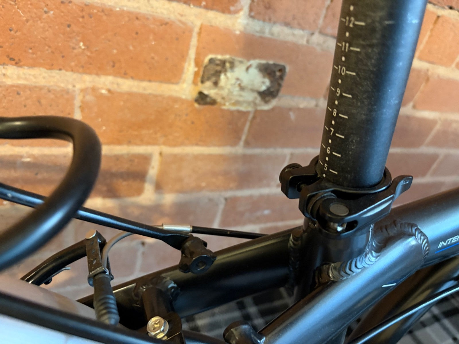 Carrera Intercity Folding Bike 20in 8-Speed V-Brake Rear Rack Mudguards Black