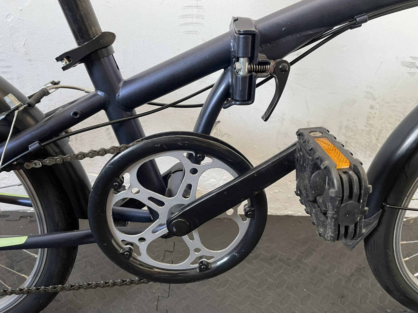 B Twin Tilt 120 Folding Bike 20 Inch Wheels. 6 Speed Matt Navy And Neon.